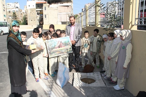 جمعية أصدقاء البيئة تنظم حملة تشجير في ثانوية الإمام الحسن (ع)