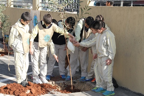 جمعية أصدقاء البيئة تنظم حملة تشجير في ثانوية الإمام الحسن (ع)
